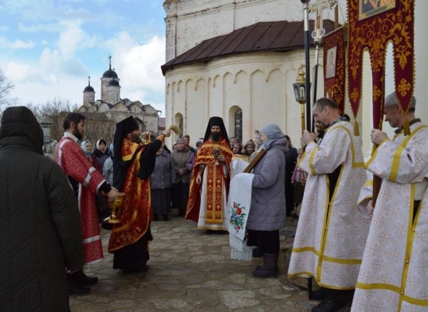 В обители преподобного Кирилла отпраздновали день памяти иконы Пресвятой Богородицы «Живоносный источник»