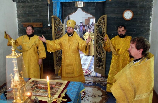 Епископ Флавиан совершил Литургию в Успенском кафедральном соборе города Белозерска