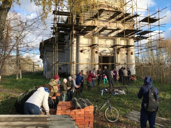 Учителя и ученики Шапшинской школы помогли навести порядок на территории сельского храма