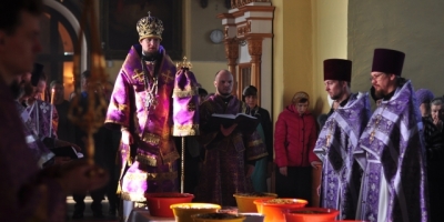 Епископ Флавиан совершил Литургию Преждеосвященных Даров в Воскресенском Архиерейском подворье
