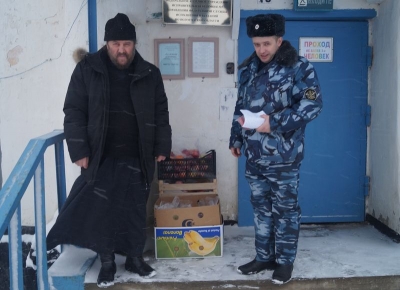 Заключенные ИК-5 получили от священника рождественские подарки