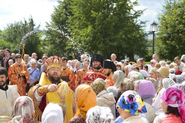 В день престольного праздника Спасо-Прилуцкого монастыря митрополит Игнатий за Литургией в Спасском соборе обители совершил диаконскую и священническую хиротонии и возглавил крестный ход