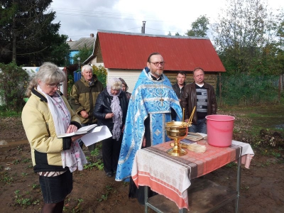 У строящегося храма поселка Огарково прошел молебен