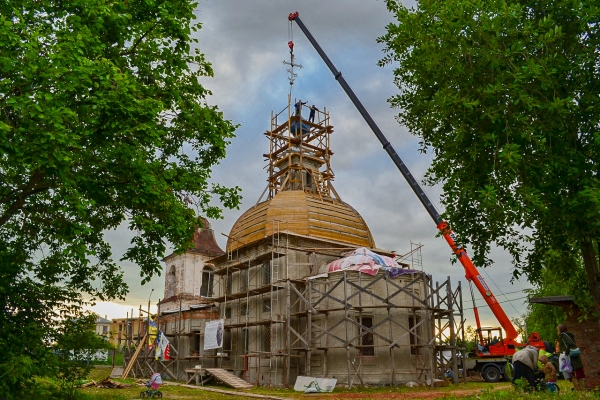 Установлен крест над куполом Нижнедольского храма в Вологде