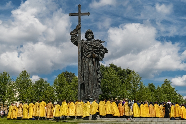 Митрополит Игнатий в День Крещения Руси сослужил Патриарху Кириллу на молебне у памятника равноапостольному князю Владимиру в Москве