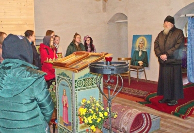 Настоятель Михайло-Архангельского монастыря провел беседу с будущими социальными работниками
