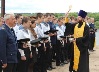 Курсанты Великоустюгского речного училища получили благословение на летнюю практику