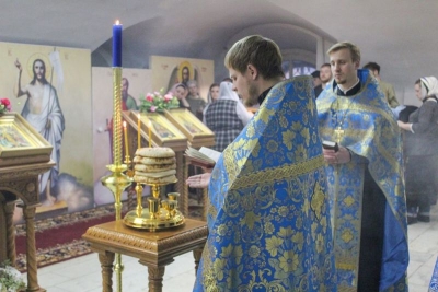 В праздник Благовещения Пресвятой Богородицы студенты семинарии молились в Воскресенском кафедральном соборе