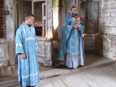 В деревне Великодворская Верховажского района прошла первая после закрытия храма Литургия