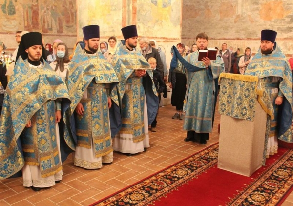 Преподаватели и студенты Вологодской семинарии приняли участие в воскресных богослужениях перед началом нового учебного года