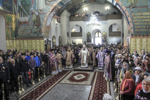 В Покровском кафедральном соборе г. Шахты архиереи Русской Православной Церкви соборно совершили Литургию