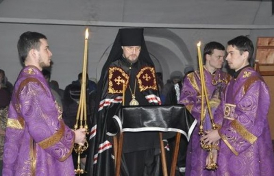 Епископ Флавиан совершил Великое повечерие в Богоявленском храме Белозерска