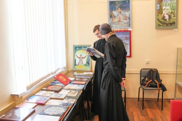 Студенты Вологодской семинарии побывали на открытии выставки по случаю 180-летия с дня рождения поэта Ивана Куратова