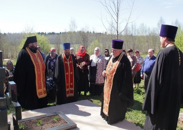 Духовенство Череповецкой епархии и паломники совершили поездку к месту захоронения протопресвитера Александра Желобовского