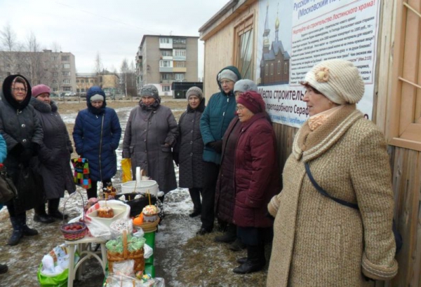 Возле Серафимовского храма микрорайона Лоста состоялась пасхальная благотворительная ярмарка