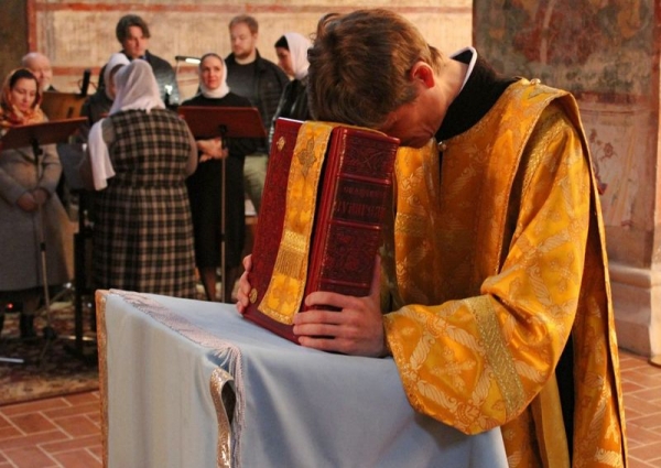 В предпразднство Рождества Пресвятой Богородицы учащиеся Вологодской семинарии молились за богослужением в Софийском кафедральном соборе
