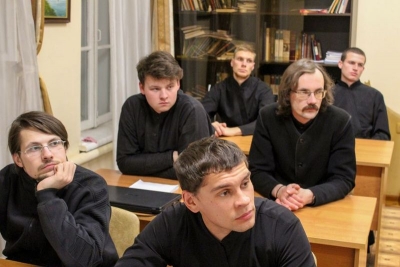 Студенты Вологодской семинарии встретились с духовником учебного заведения
