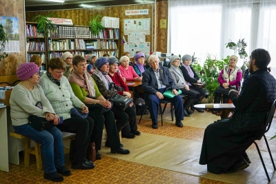 Иерей Артемий Бушковский побеседовал с жителями поселка Вохтога о духовном развитии и смысле жизни человека