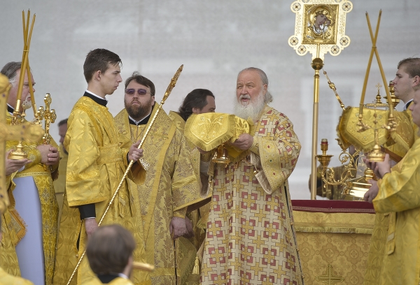 Святейший Патриарх Кирилл совершил Литургию на площади перед кафедральным собором преподобных Афанасия и Феодосия в Череповце