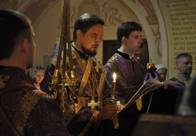 Епископ Флавиан совершил утреню Великой пятницы в кафедральном соборе Афанасия и Феодосия Череповецких