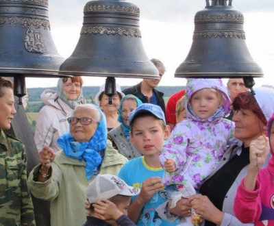 В селе Шелота состоялось знаменательное освящение колоколов для храма Пресвятой Троицы