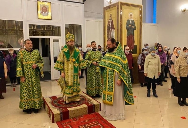 В престольный праздник храма преподобного Гурия Шалочского в городе Бабаеве состоялось архиерейское богослужение