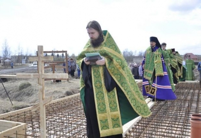 Епископ Флавиан совершил чин закладки храма святителя Спиридона Тримифунтского в поселке Ирдоматка