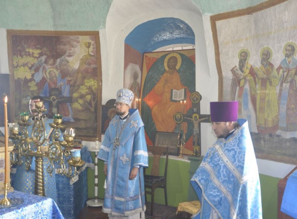 Епископ Флавиан совершил Литургию в Свято-Троицком храме села Дмитриевское