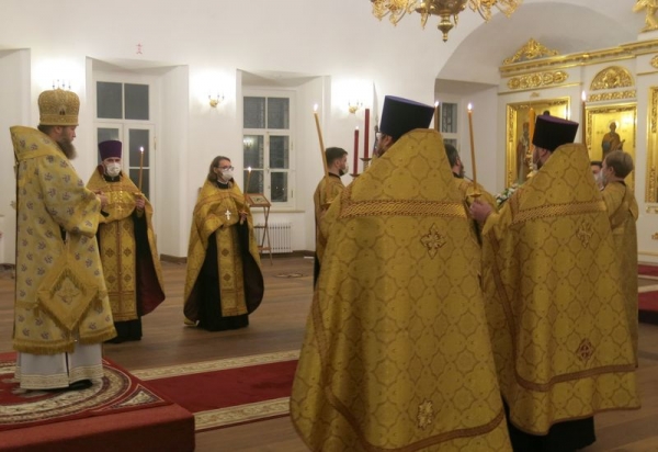 Митрополит Савва совершил всенощное бдение в Воскресенском кафедральном соборе