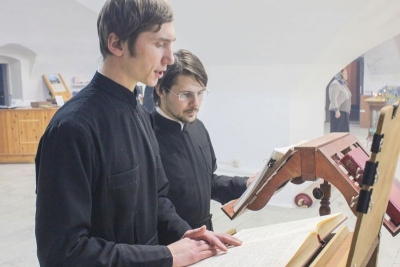 В воскресный день студенты семинарии молились за ночным богослужением в Спасо-Прилуцком монастыре