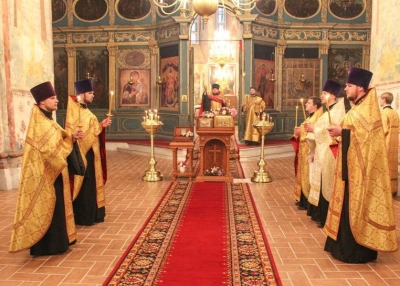 В воскресный день преподаватели и студенты семинарии молились за богослужением в Софийском кафедральном соборе