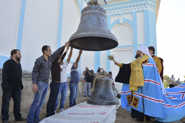 Митрополит Игнатий освятил колокола для воссозданного Казанского храма в Шексне