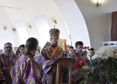 Епископ Флавиан возглавил вечерню Великой пятницы в храме Рождества Христова города Череповца