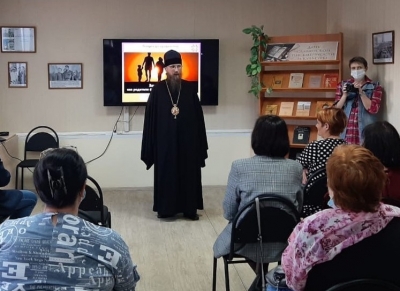 Епископ Игнатий принял участие во встрече педагогов и родителей с семейным психологом из Чебоксар