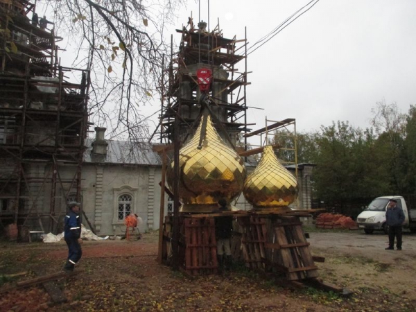 На Петропавловский храм города Вологды установили центральный купол