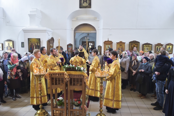 В престольный праздник храма святых Константина и Елены в Вологде Божественную литургию возглавил митрополит Игнатий