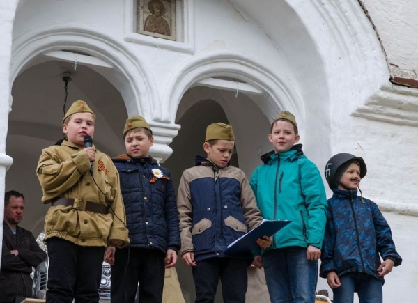 На приходе храма Святителя Николая во Владычной слободе устроили праздник по случаю Дня Победы