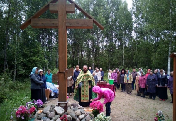 В день памяти Серафима Саровского протоиерей Анатолий Балясин совершил молебен у поклонного креста близ деревни Пятино