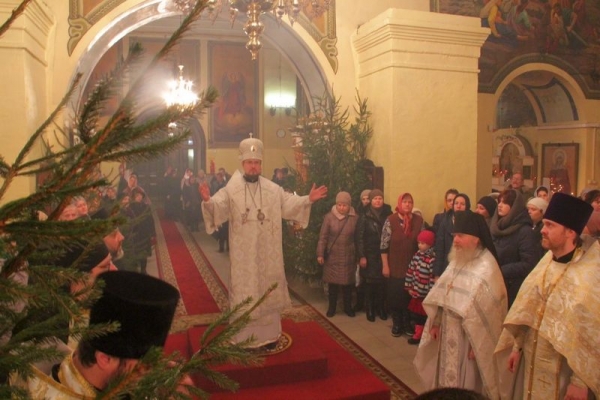 В предпразднство Рождества Христова епископ Флавиан совершил Божественную литургию с Великой вечерней в храме Архиерейского Воскресенского подворья