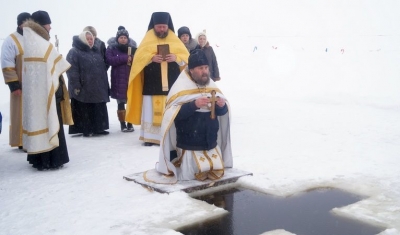 В праздник Крещения Господня жители города Белозерска совершили крестный ход к Белому озеру