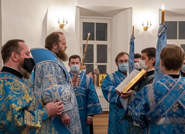 Митрополит Савва возглавил всенощное бдение в кафедральном соборе накануне празднования Сретения Господня