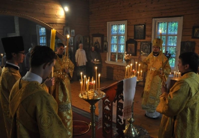 Епископ Флавиан совершил Всенощное бдение в храме Воскресения Христова деревни Трошигино