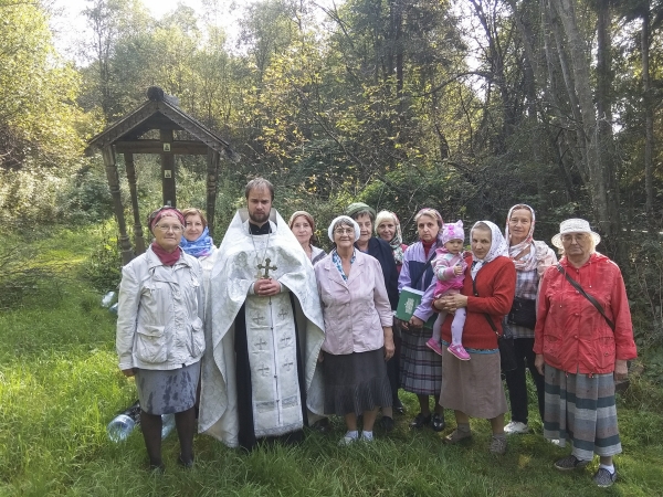 Прихожане Воскресенского храма села Молочное посетили святой источник