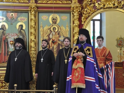 Епископ Флавиан совершил Великую Пасхальную вечерню и наградил ряд клириков Череповецкой епархии