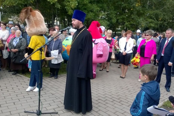 Благочинный Сокольского округа принял участие в праздничной линейке в честь Дня знаний