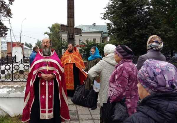 В День трезвости на площади Революции города Вологды состоялся молебен о страждущих от недугов винопития и наркомании