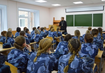 Протоиерей Александр Лебедев побеседовал с вологодскими курсантами о деструктивных культах и сектах