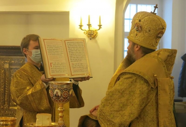 Митрополит Савва совершил Божественную литургию в Воскресенском кафедральном соборе в последнее воскресенье ноября