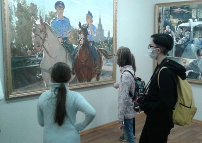 Юные воспитанники духовной семинарии побывали на выставках в Вологодской областной картинной галерее