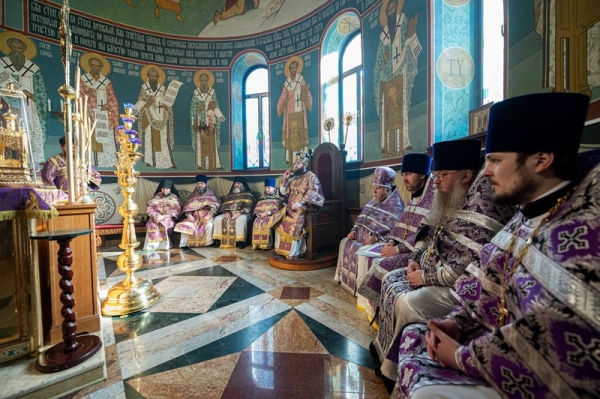 В Крестопоклонное воскресенье Великого поста глава Вологодской митрополии митрополит Игнатий совершил Литургию в кафедральном соборе Афанасия и Феодосия в Череповце